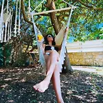 Angela ヴィラ Dhrousha