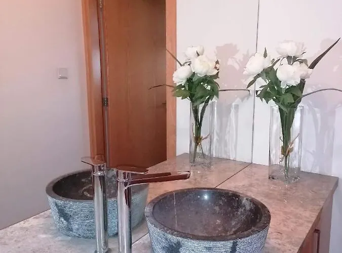 Angela ヴィラ Dhrousha