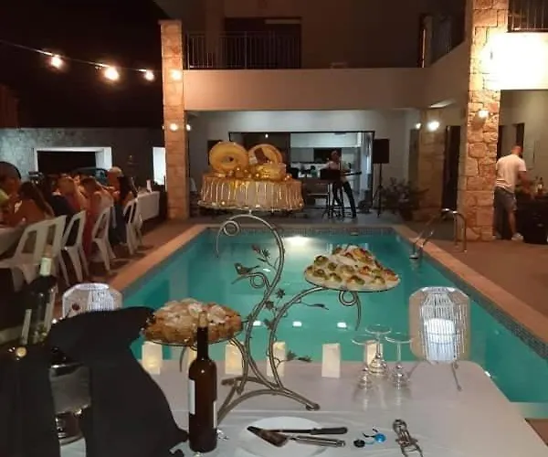 Angela ヴィラ Dhrousha