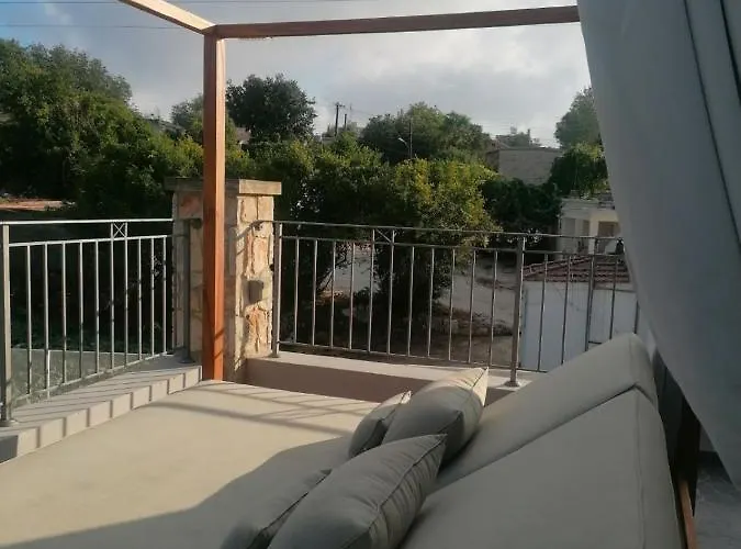 Angela ヴィラ Dhrousha