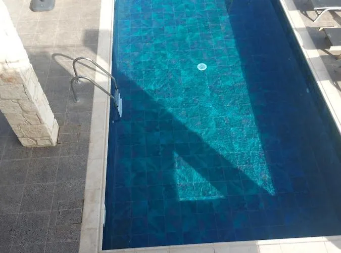 Angela ヴィラ Dhrousha