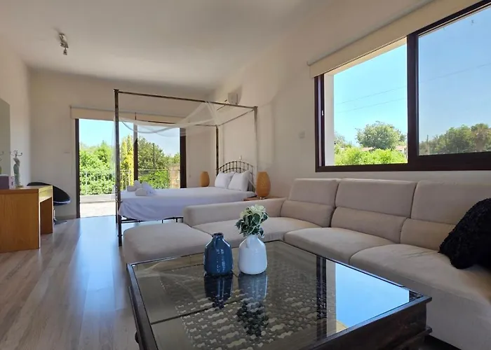 Angela ヴィラ Dhrousha