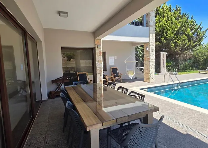 Angela ヴィラ Dhrousha